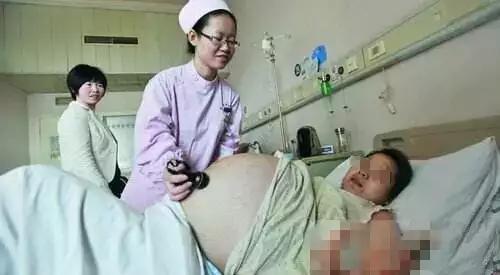 美国产房分娩双胞胎视频  第1张